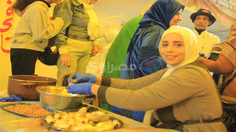 أهالي المطرية يستعدون لتقديم وجبات المحشي لضيوف حفل الإفطار المقرر إقامته اليوم الخميس 