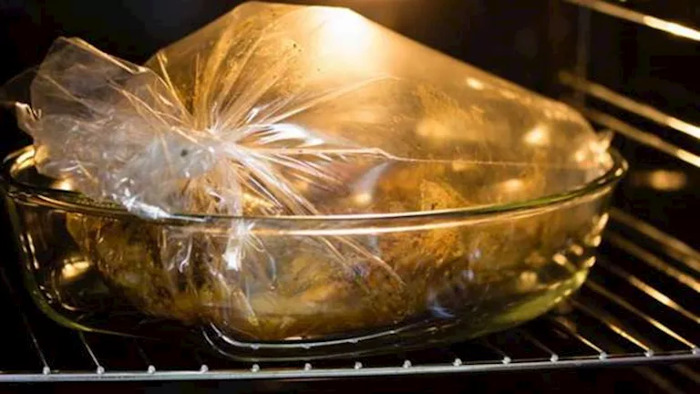 سموم مخفية.. احذر تفاعل الأكياس البلاستيكية مع الطعام الساخن 