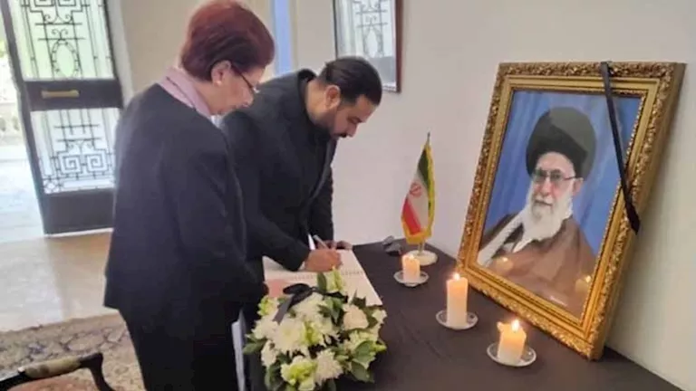 البعثة الإيرانية بالقاهرة تتلقى العزاء في خامنئي- صور