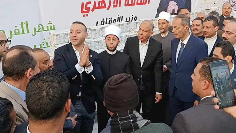 الأزهري يشهد اصطفاف 8000 كرتونة رمضان بالمنيا