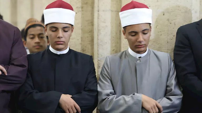أصغر إمامين.. التوأمان "الحسن والحسين" يؤمان المصلين بالجامع الأزهر 