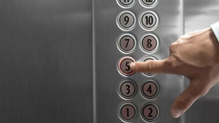 مصرع أم وإصابة طفليها بعد سقوط مصعد بعقار في الإسكندرية