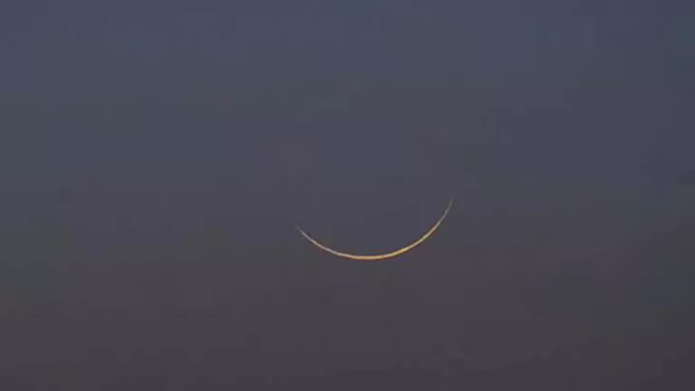 مركز الفلك يحسم الجدل بشأن موعد عيد الفطر بمصر والدول العربية 