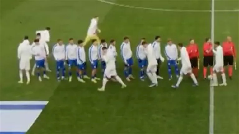 بالفيديو.. لاعبو البوسنة يرفضون مصافحة منتخب إسرائيل