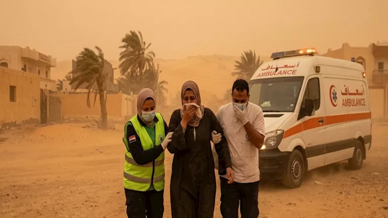 نقل فتاة للمستشفى بعد ضيق تنفس حاد بسبب العاصفة الترابية