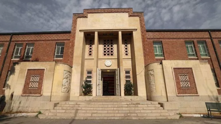 غارات أمريكية فوق “وكر الجواسيس”.. قصة سفارة الولايات المتحدة في طهران