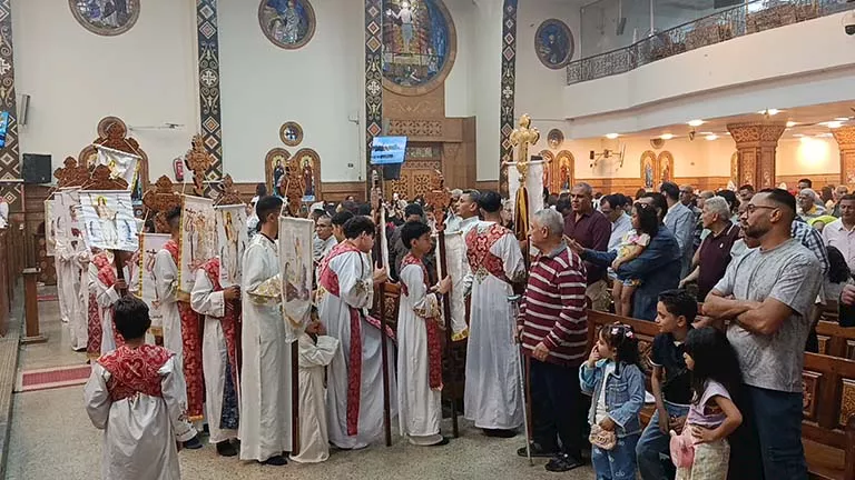 بالشموع والصلوات.. كنائس المنيا تحتفل بعيد القيامة المجيد (فيديو وصور)