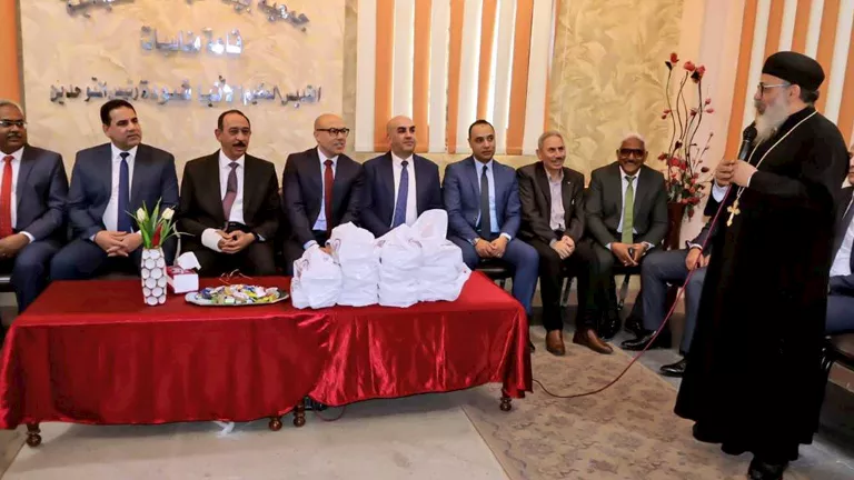 توزيع هدايا وكسوة عيد وسط أجواء من البهجة بحضور قيادات تنفيذية وأمنية