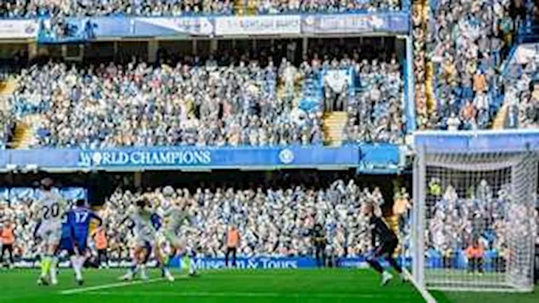 لقطة مثيرة للجدل من مشجع مان سيتي في مباراة تشيلسي