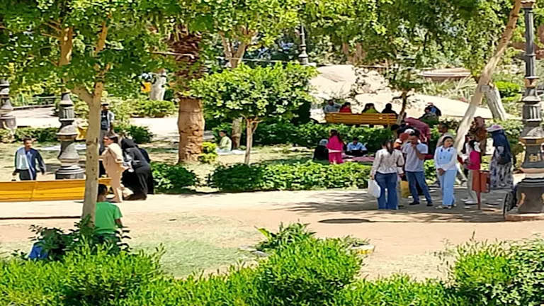 هكذا احتفل أهالي أسوان والسياح بشم النسيم في “حديقة فريال”