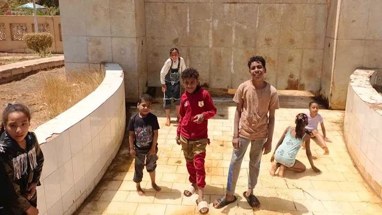 الأطفال ينعشون أجواء شم النسيم داخل نافورة مياه بإسنا بالأقصر