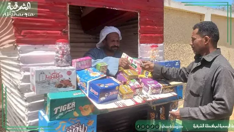 محافظ الشرقية يدعم مواطنًا من ذوي الهمم بكشك لإعالة أسرته (صور)