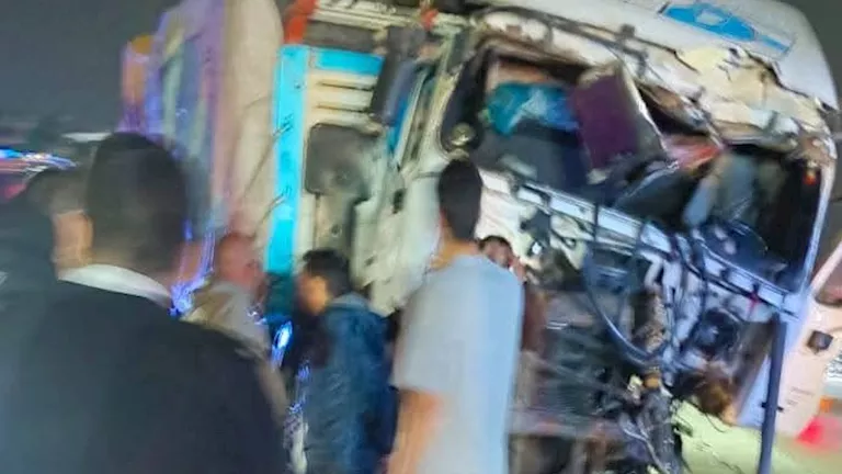 انقلاب سيارة نقل أعلى كوبري عرب الرمل بالمنوفية