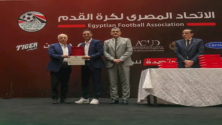 تكريم “وفا” حكم مباراة الاهلي وسيراميكا ومنحه الشارة الدولية