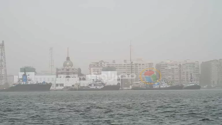 عاصفة رملية تضرب بورسعيد وتؤدي لانخفاض الرؤية الأفقية (صور) 