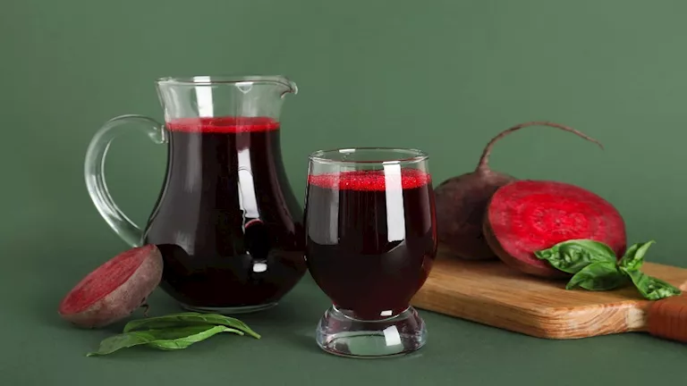 عصير الشمندر والرمان.. أيهما أفضل لضغط الدم؟ 