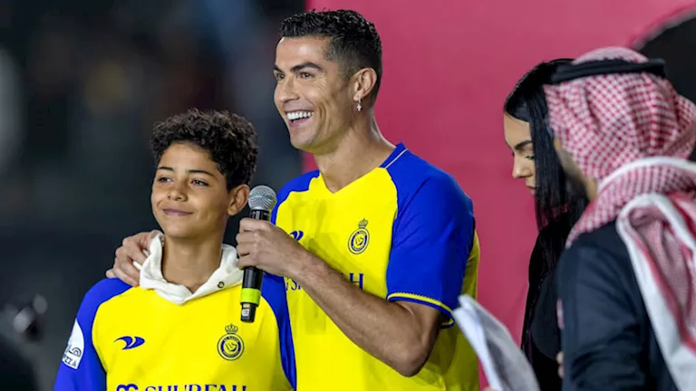 مفاجأة محتملة في الدوري السعودي.. هل يكرر كريستيانو رونالدو ونجله إنجا