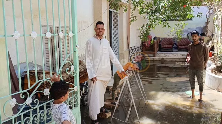 هجرة صامتة في كدوان بالمنيا.. المياه تغزو البيوت والأمراض تحاصر الأطفا