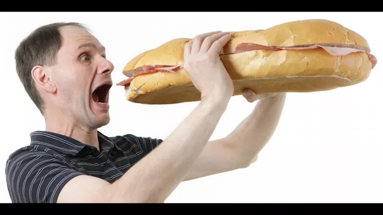 لماذا نشعر بالجوع أحيانًا دون حاجة حقيقية للطعام؟ 3 أسباب خفية تتحكم في شهيتك 