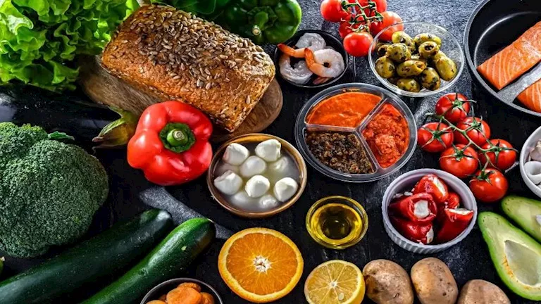 5 أطعمة غير صحية تحمل فوائد خفية للجسم 