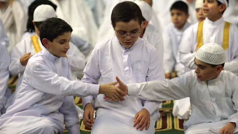 الإفتاء توضح حكم المصافحة بين المصلين.. سُنة أم بدعة؟ 