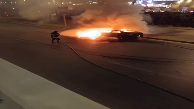 اشتعال سيارة ملاكي أسفل ميدان جهينة في 6 أكتوبر