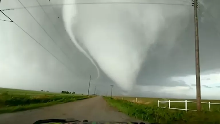 مقتل شخصين ونزوح عشرات الأسر في ولاية تكساس الأمريكية