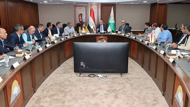 تفاصيل اجتماع محافظ الجيزة لرفع كفاءة منظومة النظافة بالأحياء