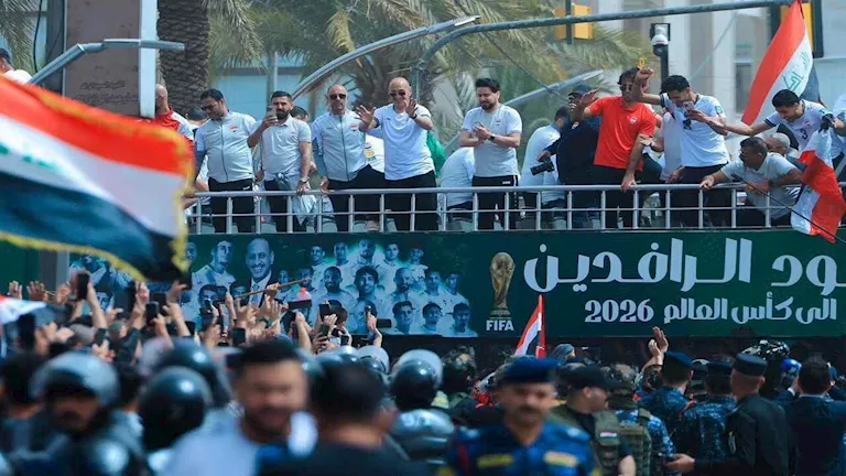 في حافلة مكشوفة.. لاعبو منتخب العراق يحتفلون بالتأهل إلى كأس العالم