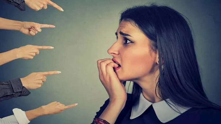 7 أعراض تحذيرية للتوحد عند البالغين.. احذر تجاهلها 