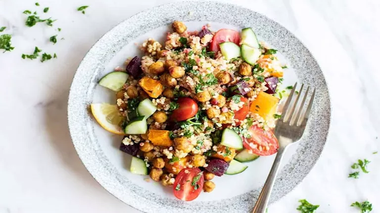 7 إضافات شائعة تقلل الفائدة الصحية للسلطة.. احذرها 