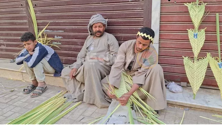 سعف النخيل يزين كنائس وشوارع أسيوط قبل أحد الشعانين 2026