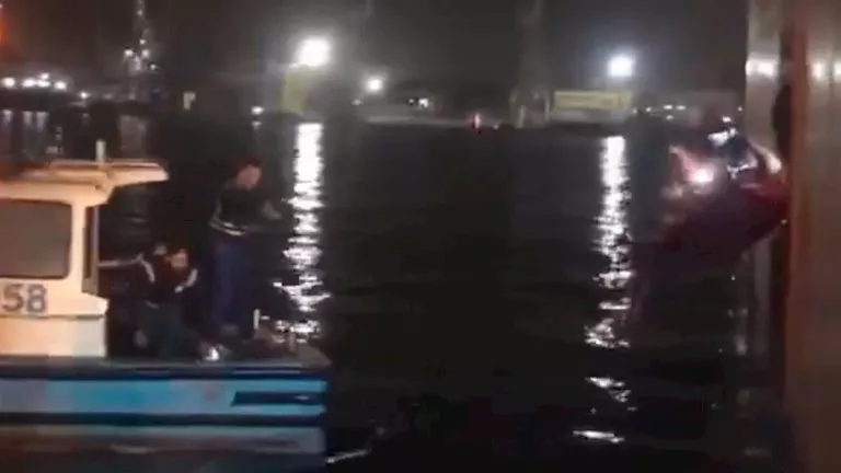 مصر – شاب ينقذ فتاة بعد سقوطها من العبارة في بورسعيد