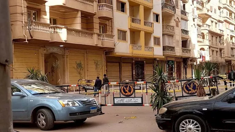 محافظ البحيرة يوجه بفحص عقارين متصدعين بشارع المشير