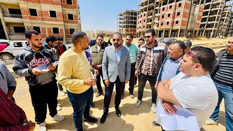 سحب أعمال من شركات متقاعسة بالإسكان الاجتماعي في العبور الجديدة وتسريع