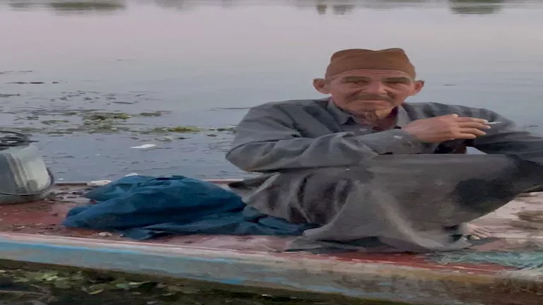 مصر – صراع يومي لزوجين يعملان في صيد الأسماك بمركب بسيط في المنوفية