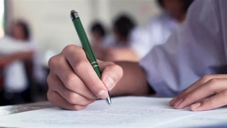 إعادة امتحان الرياضيات لطلاب الدبلومة البريطانية بعد تسريب يهدد نزاهة
