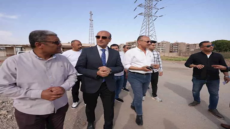 محافظ أسيوط يعاين أرض الغزل بالحمراء ويبحث تحويلها لمشروعات خدمية
