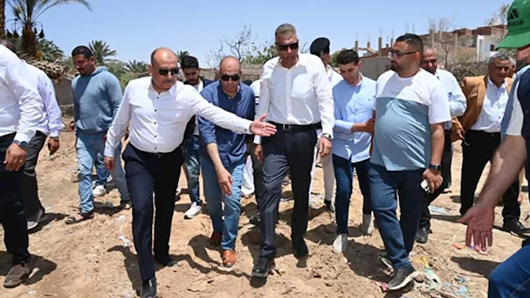 مصر – محافظ جنوب سيناء يتفقد منطقة المسيد ويوجه الأهالي لحل مشاكلهم مصر – محافظ جنوب سيناء يتفقد منطقة المسيد ويوجه الأهالي لحل مشاكلهم