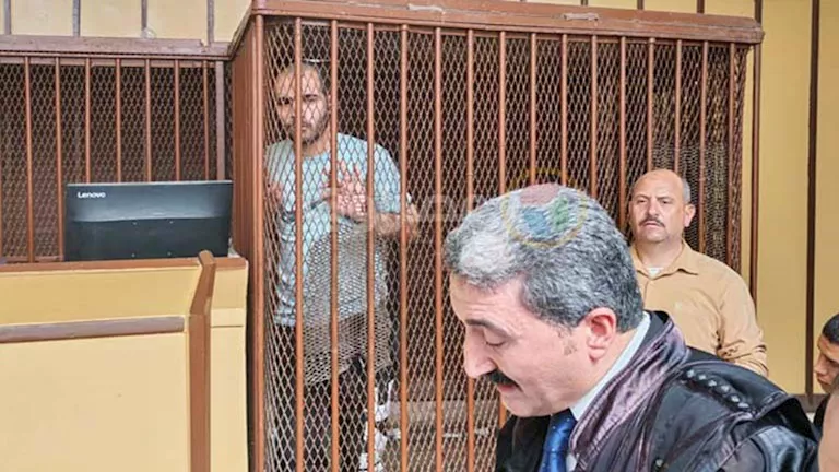 وجه بلا ندم.. ملامح قاتل نجل حارس الجوهرة ببورسعيد في أولى جلسات محاكم