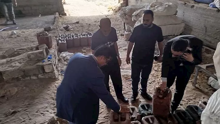 حملة رقابية تكشف مصنعًا مخالفًا لتصنيع التنر بمدينة السادات (صور) حملة رقابية تكشف مصنعًا مخالفًا لتصنيع التنر بمدينة السادات (صور)