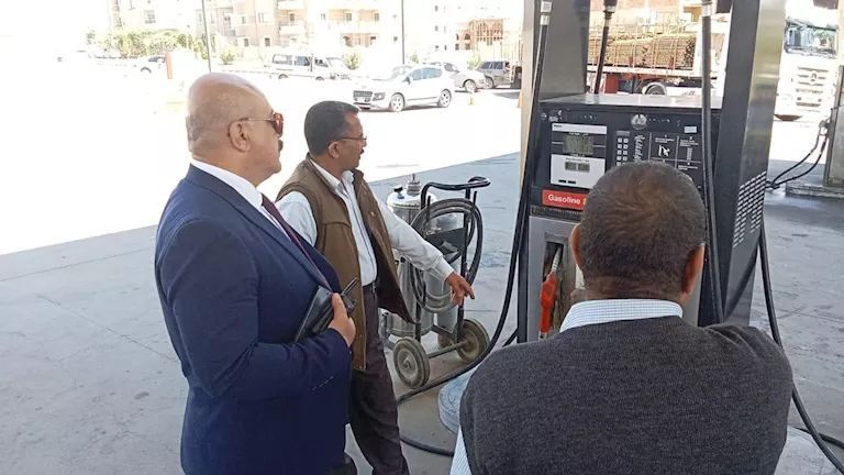 وقود مغشوش وتهريب حصص.. حملات التموين تفضح التلاعب في محطات بنزين المن
