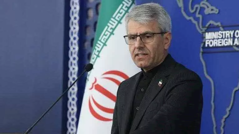 إيران تنفي فرض رسوم عبور على السفن في مضيق هرمز