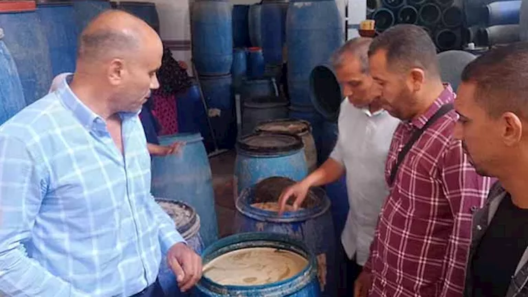 ضبط كميات كبيرة من المخللات الفاسدة داخل مصنع بالمنيا (صور)
