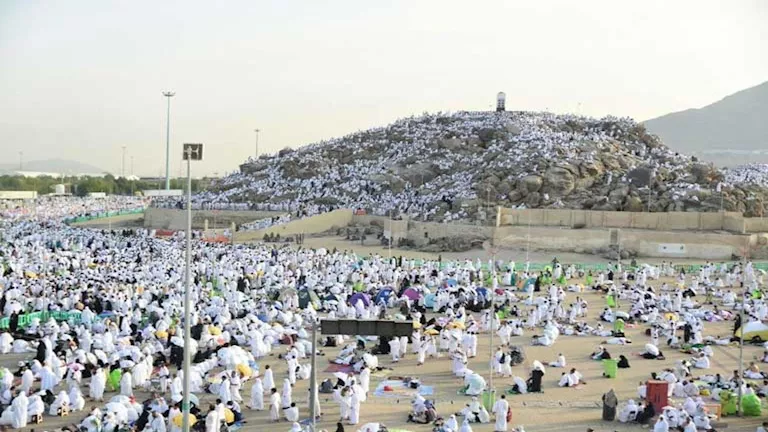 بث مباشر | حجاج بيت الله الحرام يستمعون إلى خطبة يوم عرفة من مسجد نمرة