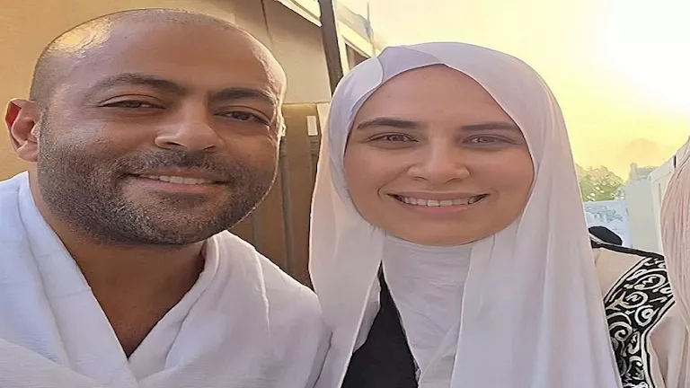 تامر عاشور وزوجته يؤديان مناسك الحج