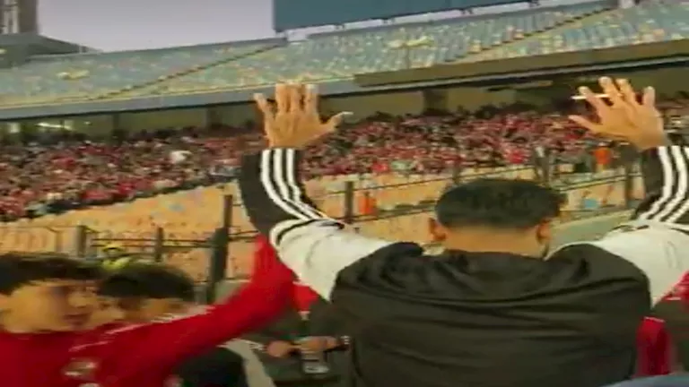تحية جمهور الأهلي للاعب إنبي محمود كهربا