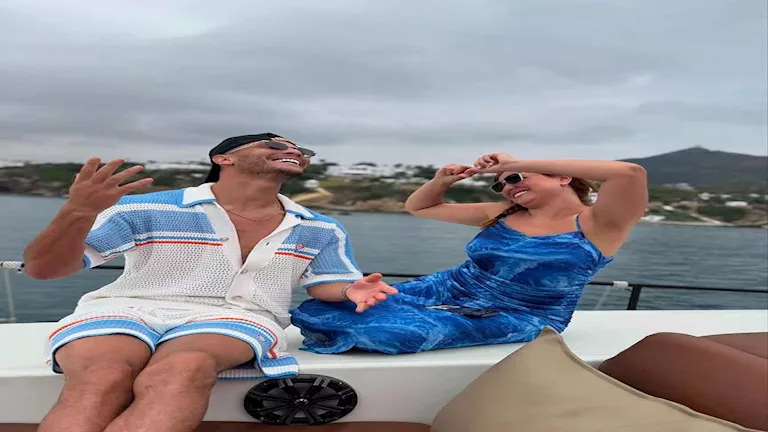 “قبلة وقلوب”.. زوجة أشرف داري تحتفل بعيد ميلاده برسالة