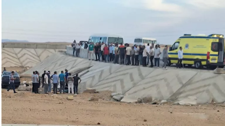 من أسرة واحدة.. إصابة 5 أشخاص في انقلاب سيارة ملاكي بالسويس