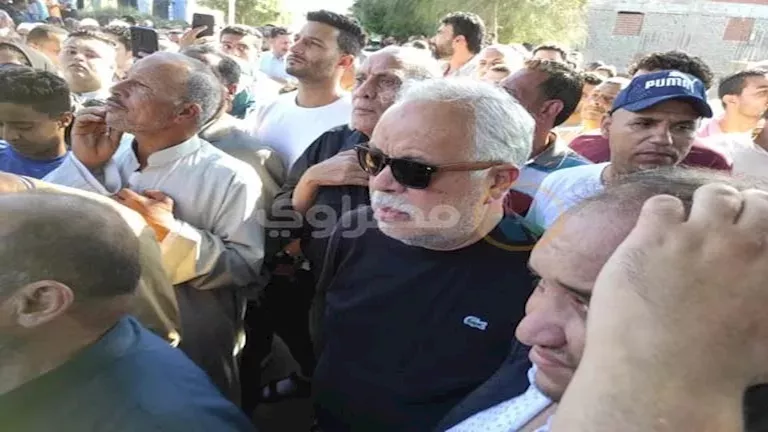 بالصور.. نجوم الفن يشاركون في جنازة عبدالعزيز مخيون في البحيرة_1